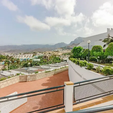 Ocean View Top Floor Spacious One Bedroom Wi-fi Pool Apartment