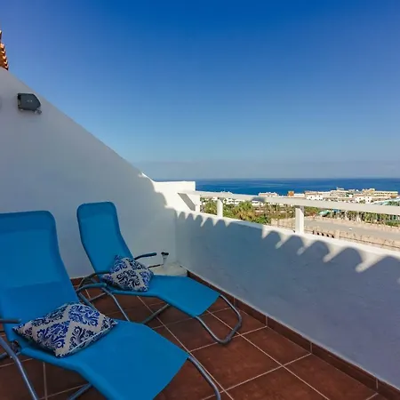 Ocean View Top Floor Spacious One Bedroom Wi-fi Pool Apartment *