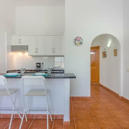 Ocean View Top Floor Spacious One Bedroom Wi-fi Pool Apartment *